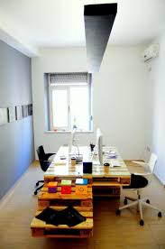 palet ofis masasi dekorasyonu ile hazirlanmis bir ofiste calismak nasil bir duygudur sizce palet ofis masasi ile dekore edilmis ofi ofi s masasi ofisler dekor