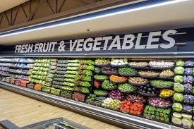 Joli Ce Mural De Fruits Et Legumes Non Jebosseengrandedistribution Grandedistribution Retail Grocerie In 2020 Supermarket Design Vegetable Shop Fruit Shop