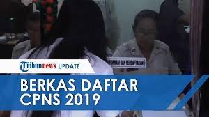 Dalam menulis surat lamaran khususnya cpns biasanya menggunakan tulisan tangan ada beberapa yang menggunakan sistem on line berikut ini adalah contoh isi surat. Begini Contoh Surat Lamaran Cpns Kemenkumham 2019 Buat Lulusan Sma D3 S1 Dan S2 Tribunnews Com Mobile