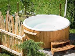 Während andere ihren pool winterfest machen, genießen sie diesen whirlpool das gesamte jahr! Whirlpools Vielseitiger Wasserquell Fur Zuhause