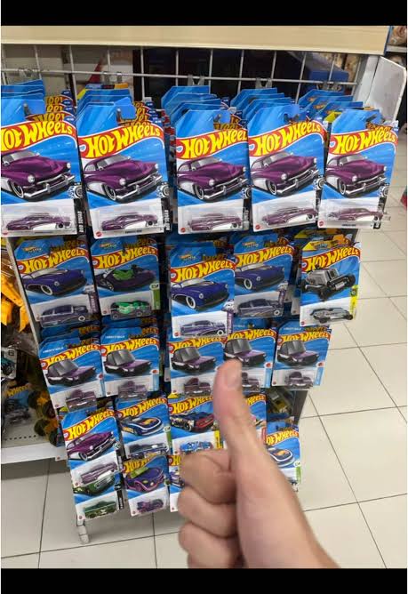 Đi săn và xếp xe Hot Wheels thú vị