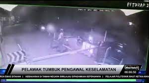Didakwa tumbuk pengawal keselamatan usia 68 ig lan pet pet 'diserang' baru baru ini hangat diperkatakan selepas viral di media sosial video rakaman seorang pengawal keselamatan membuat laporan polis selepas mengalami kecederaan akibat ditumbuk oleh seorang pelawak di nilai, negeri. Pelawak Tumbuk Pengawal Keselamatan Youtube