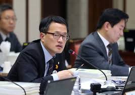 더불어민주당 설훈 의원 등 범여권 의원 73명이 최근 '민주유공자 예우에 관한 법률' 제정안을 발의한 것을 두고 29일 인터넷 등에서 논란이 일고 있다. ë°•ì£¼ë¯¼ ì˜ì›ì´ ì„œìš¸ëŒ€ ë²•ëŒ€ ê°„ ì´ìœ  ì„±ì ì´ ë‚¨ì•„ì„œ ì¤'ì•™ì¼ë³´
