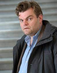 In het theater was hij onder andere als acteur en regisseur verbonden met het raamtheater, bij de producties koning lear, hakkelgaren en de onkreukbaren. Vlaamse Acteur Verliest Vrouw En Ongeboren Kind Door Hersenvliesontsteking Show Ad Nl