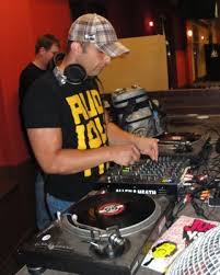 Un éxito en el que insiste de nuevo. 140 Systemfeind Aka Mr Schlott Marcapasos Sonntagsbrunch 27 01 2013 Jeden Tag Ein Set