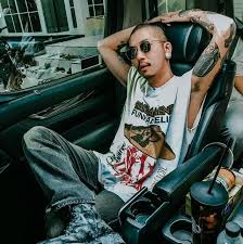 2527 เป็นบุตรคนเล็กสุดในบรรดาบุตรทั้ง 15 คนของอุดม ทรงแสง นักแสดงตลกที่มีมุก. Egsx7kwsu1gaem