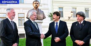Columbo párás szemmel nézett bele áder jános köztársasági elnökünk újévi köszöntőjébe, amit most sem tudott szó nélkül hagyni. Pecsi Ujsag Helyi Hireink Deak Mellszobranak Pecsi Avatasan Ader A Haza Bolcsere Emlekezett