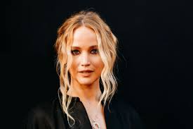 Jennifer Lawrence, Emily Ratajkowski | De fikk svært intime nakenbilder  spredt på nett. Nå har fem hackere fått sin dom