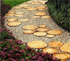 Gartenweg Aus Holz Huebsch Design Akzente Kieselsteine Straeucher Blueten Gartenweg Gartenwege Anlegen Garten