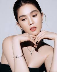 Ngọc Trinh phô diễn toàn bộ đường cong với váy lưới 'mặc như không', khoe  hết 'gò bồng đảo' khủng