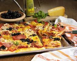 Unser Beliebtes Rezept Fur Pizza Vom Blech Mit Salami Gemusezwiebeln Frischen Tomaten Und Oliven Und Mehr Als 55 000 W Pizza Rezept Blech Pizza Rezept Lecker