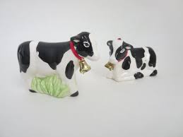 Black And White Cow Salt And Pepper Shakers Cow Salt And Pepper Shakers Russ Ceramic Black And By Klassic 12 00 With Images Ceramic Shakers Cow White Cow
