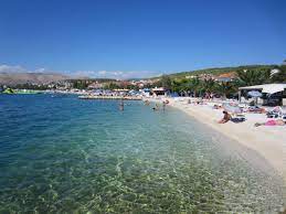 Kiváló nyaralási úticél hiszen szép az óváros és rengeteg, strand programlehetőség van a könyéken. Trogir Kroatien Reisefuhrer Kroati De