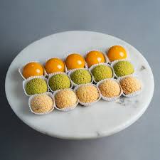 Choux A La Creme Is A French Choux Pastry Ball With Rich Filling Of Custard That Will Burst In Your Mouth Wor Cream Puffs Profiteroles Puff Pastry Cream Puffs