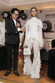 Namun perlu anda ketahui bahwa ada beberapa website internasional yang mengharuskan anda. 5 Desainer Indonesia Melenggang Ke Panggung New York Fashion Week Fashion Beauty Liputan6 Com