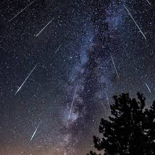 Sta luna paznic peste boltă, îşi număra turma despre soare, lună, stele, scriu în versurile mele. Foto Video Perseidele Cele Mai Spectaculoase Imagini Ale Unui Fenomen Astronomic Unic Care A Aprins Cerul