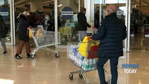 Secondo confesercenti resterà aperto un esercizio su tre, ma il secondo un sondaggio della confesercenti resteranno aperti tre esercizi su dieci. Cojswhfppvho5m