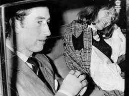 Камилла впервые встретилась с принцем чарльзом 8 июля 1970 года, во время прогулки по виндзорскому парку. Princ Charlz I Ego Kamilla Dvoe Protiv Vseh Marie Claire