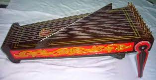Siter memiliki 11 dan 13 pasang senar, dan dimasukan ke dalam kotak resonator. Alat Musik Siter Sejarah Asal Daerah Cara Mainnya Lengkap