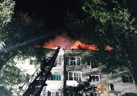 Спасатели потушили пожар на крыше многоэтажного жилого дома в запорожье около появились фото последствий масштабного пожара на крыше многоэтажного дома в запорожье. Znxf2sf3iitddm