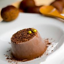 Découvrez ici toutes nos recettes de desserts glacés de noël, classiques ou plus originaux, faciles ou plus sophistiquées pour une réaliser un dessert glacé pour un repas de fête est aussi le choix de la simplicité. Buche Vacherin Sabayon 12 Recettes De Desserts Glaces Pour Finir Le Repas De Noel En Beaute Cuisine Madame Figaro