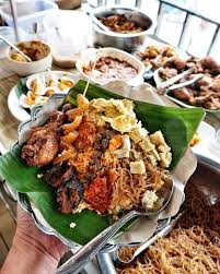 Daun pisang sering digunakan untuk membuat kuih atau masakan. 9 Nama Unik Bungkus Dari Daun Pisang Kamu Sudah Tahu