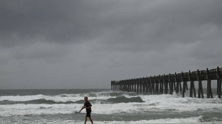 Isaías deja al menos cuatro muertos a su paso por EEUU
