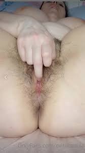 Evita Camila masturbandose