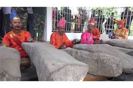 Salah satu alat musik tradisional yang senantiasa hadir dalam setiap upacara adat minangkabau adalah talempong. Misteri Batu Talempong Alat Musik Unik Dan Mistis Dari Sumbar