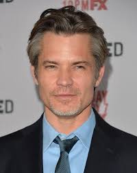 Ik denk dat Timothy Olyphant de perfecte leeftijd bereikt voor "Roland" en  ik kan me moeilijk voorstellen dat iemand anders die rol zou kunnen  vervullen dan Clint Eastwood van 40 jaar geleden. :