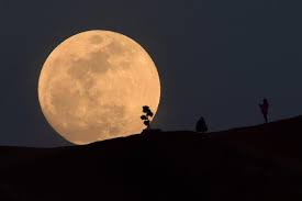 La luna sí pretendió esconderse detrás de la sombra que proyecta la tierra, pero no lo logró del todo. Eclipse De Luna 2021 Luna De Sangre Y Superluna Como Ver Desde Colombia Ciencia Vida Eltiempo Com