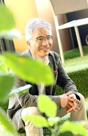 안녕하세요, 전 밥 로스입니다, 그리고 앞으로 13주간 '그림 그리기의 즐거움'을 알아가는 동안 여러분의 진행자를 맡을 예정입니다. 2apzfxuicygjvm