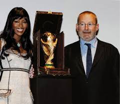 Jun 10, 2021 · dançando os ritmos forró e rock, três competidores vão mostrar no palco do programa tudo que ensaiaram para garantir uma das vagas da semifinal: Naomi Campbell Exibe Mala Da Taca