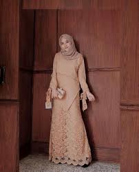 Gamis ini berbentuk kaftan yang merupakan favorit banyak orang karena tidak membentuk lekukan tubuh serta terlihat mewah. 30 Model Gamis Kombinasi Polos Brokat Satin Modern