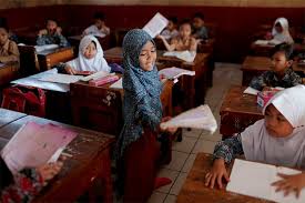 Dalam suatu negara kehidupan beragama menjadi pilihan bagi warganya karena hal tersebut merupakan hak asasi bagi setiap. Agama Di Indonesia Kenapa Begitu Penting
