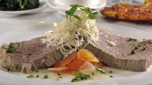 Anschließend das fleisch ausheben und die brühe über einem tuch oder sieb absieben. Tafelspitz Rezept So Gelingt Die Osterreichische Spezialitat Mit Meerrettich