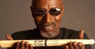 Playing four bar solo's within the structure of a jazz composition is a  necessary, but not so easy, skill to grasp however all great Jazz,Latin  Brazilian,Funk-fusion and other style drummers possess. This