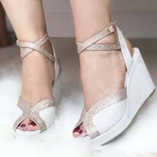 D'autres articles sont également disponibles. Sandale Compense En Velours Blanc Casse Chaussure De Mariee Chaussures Mariee Chaussure Mariage Dessine Moi Un Soulier