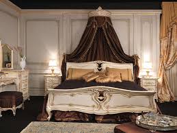 Il letto a baldacchino è un elemento d'arredo che non passa mai di moda; Camera Da Letto In Stile Luigi Xvi Letto In Legno Intagliato Con Baldacchino A Parete Comodini Intagliati Vimercati Meda