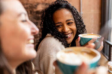 Amigos felices tomando café en una cafetería stock photo