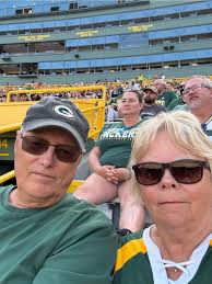 Hi, everyone! Could you please remove the people in the background