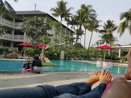 Kolam renang hotel di bandung dengan suguhan pemandangan menawan lainnya adalah grand sovia. Menikmati Pagi Di Kolam Renang Gambar Sheraton Bandung Hotel Towers Tripadvisor