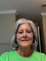 Mimi Ward's Instagram, Twitter & Facebook