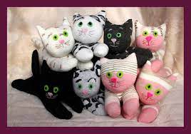 Die meisten davon eignen sich auch fürs basteln mit kindern. Schoenstricken De Diy Sockentier Anleitung Katzen Und Hunde