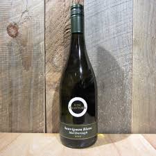 This sauvignon blanc has tropical aromas of passion fruit and guava, along with lifted notes of citrus and crushed herbs and an underlying wet stone minerality. Kim Crawford Sauvignon Blanc 750ml Oak And Barrel