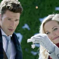 Coup de foudre pour mon Père Noël secret (TF1) : Aaron O'Connell (L'arme  fatale) peu avenant avec Emilie Ullerup (Sanctuary)