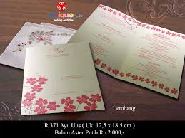 Dan orang yang tercantum namanya pada yang turut mengundang adalah orang yang sudah cukup dikenal oleh semua tamu undangan contoh surat undangan pernikahan di gedung. Undangan Pernikahan Ayu Uus Unique Card Wedding Invitation Produk