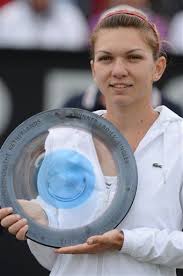 Flashscore.dk tilbyder simona halep live resultater, slutresultater og delresultater, lodtrækninger og kamphistorik, punkt for punkt. Simona Halep Of Romania Holds The Trophy After Winning The Women S Final Against Kirsten Flipkens Of Belgium At The Top Simona Halep Tennis News Tennis Players