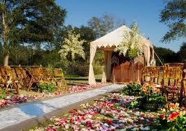 Un Decor De Mariage Digne D Une Princesse Des Iles Mariages Champetre Chic Decoration Mariage Fleurs Tropicales