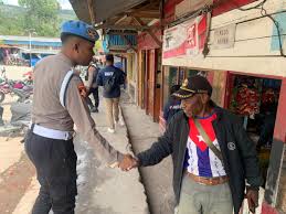 Di Tengah Hiruk Pikuk Pasar Tradisional, Personel Polisi Hadir Lewat Patroli Jalan Kaki